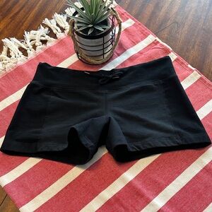 Lululemon Women's Mid-rise Cotton Shorts Size 8 Black